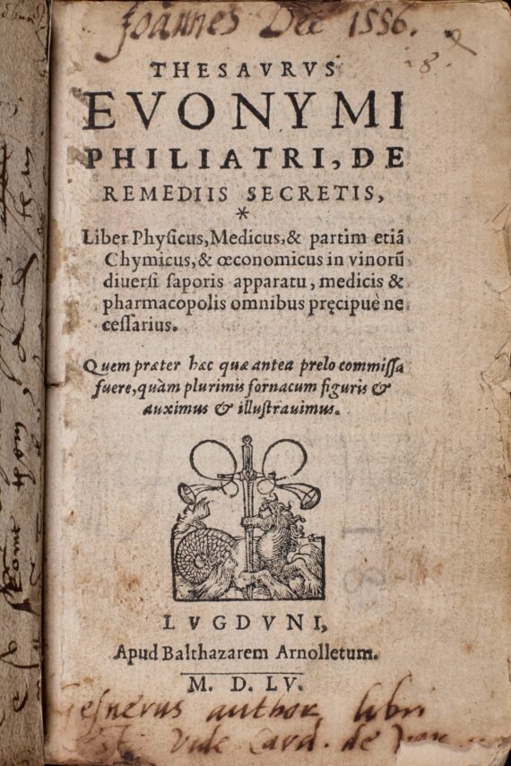 The title page of John Dee’s copy of the De remediis secretis. Above the work’s title in bold print and capitals, Dee has written ‘Joannes Dee 1556’. At the foot of the page is a printer’s sign depicting a seahorse (shown as a horse with its forelegs and a fish’s tail) clasping a sword in its mouth, beneath which is another annotation by Dee.