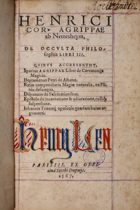 The title page of the De occulta philosophia. The title and description are bordered by ruled lines in purple ink, and at the foot of the page, the name ‘Henry Len’ is written in alternating blue and red gothic letters with gold flourishing. 