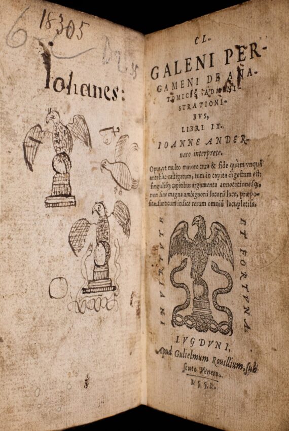 Two facing pages of a printed book. On the right-hand page is the title, and beneath it, the printer’s device: an eagle standing on an orb on a pedestal, with a snake rearing up on either side. On the left-hand page, the same device has been drawn twice with a quill.