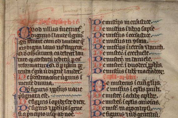 The head of a page from a medieval manuscript. Gothic script in black ink fills two columns, listing the text’s chapters, with alternating flourished letters in red and blue ink (and some larger initials, filling two lines, in both). At the beginning of the first column and halfway down the second are two lines of rubrication in gothic script. At the very head of the page, a cursive hand has written ‘Laurentius Vause grammatice magister me possidet’ in a lighter ink.
