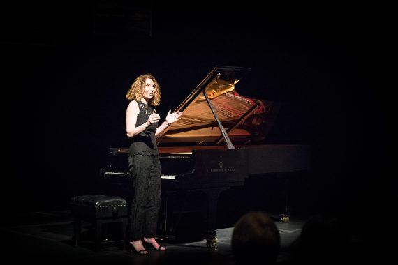oanna_McGregor_speaking_at_a_piano_recital