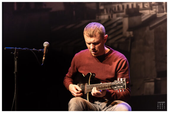 Stuart McCallum playing electric guitar