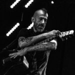 Jon Gomm performs on guitar (black and white)