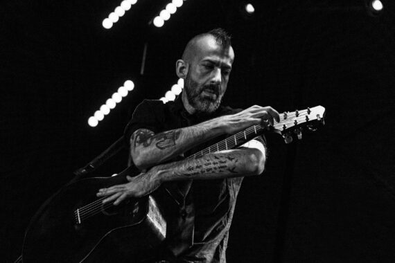 Jon Gomm performs on guitar (black and white)