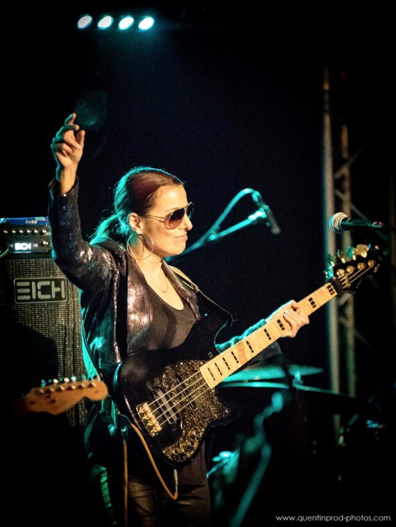 Musician Ida Neilsen with bass guitar