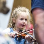 A small child with violin