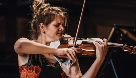 Maja Hovat plays the violin