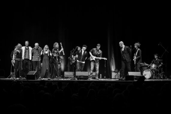 WLDFLWRS band on stage.